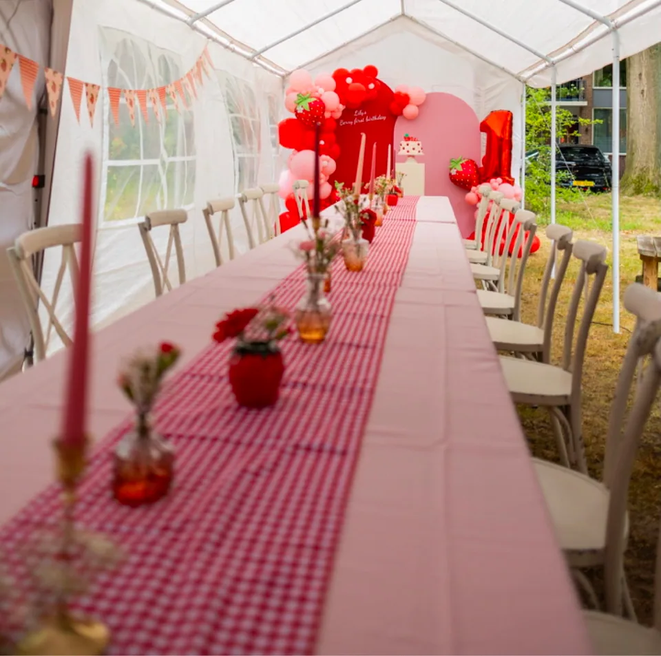 Details die het verschil maken: bloemen, tafel, materialen