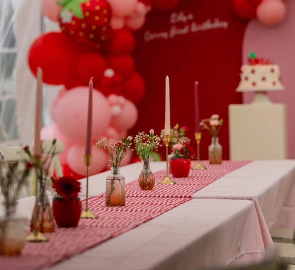 Volledig opgestelde feesttafel met verzorgde styling, bloemen en decoratie