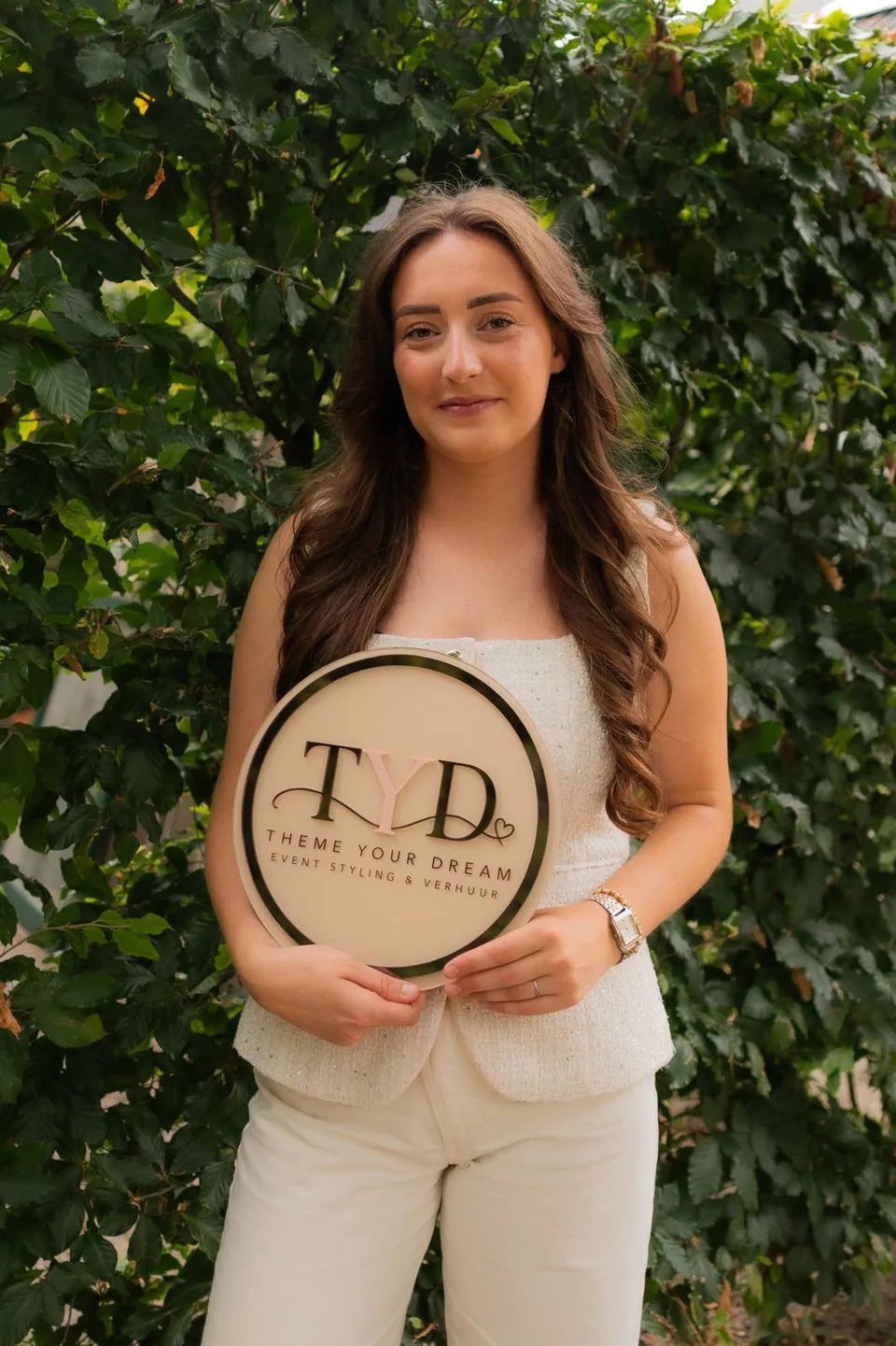 Dionne met het ronde Theme Your Dream-bord