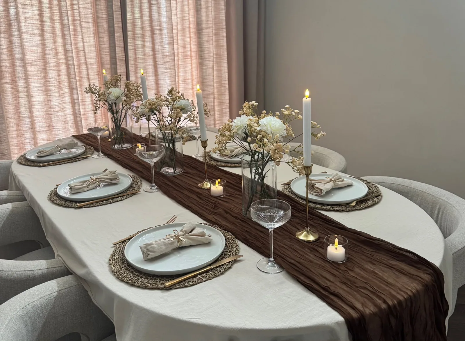Gedekte tafel in beige en bruine tinten met bloemen en gouden details
