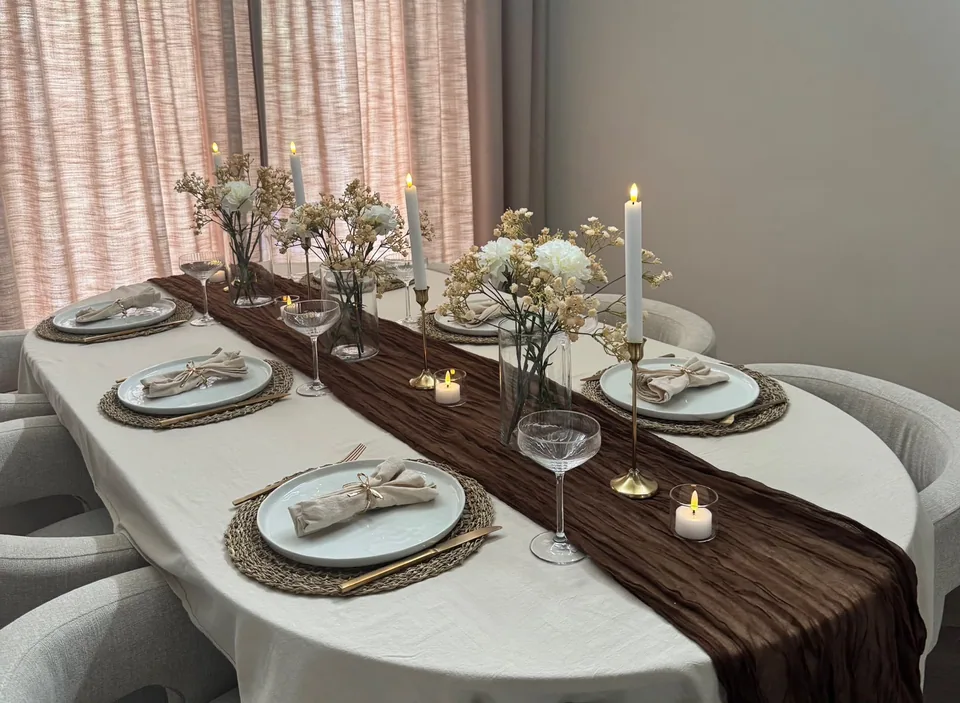 Gedekte tafel in beige en bruine tinten met droogbloemen en gouden details